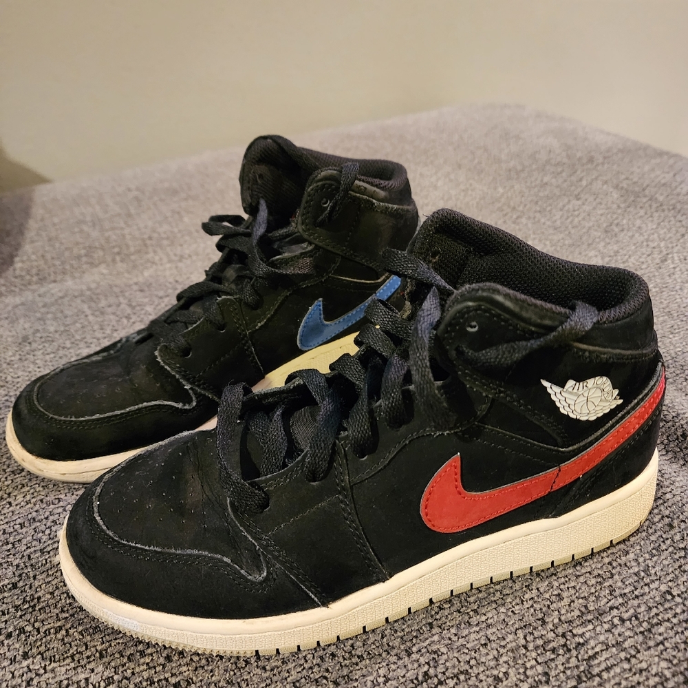Nike Air Jordan mid multicolor swoosh black in size 4 1/2 used in good condition
